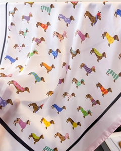 Détail du foulard en satin imprimé teckel montrant la texture lisse et motifs ludiques
