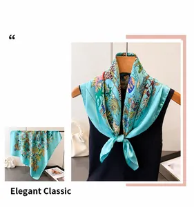 Dettaglio di foulard in seta azzurro con motivi tropicali e marini dipinti a mano