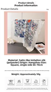 Dettaglio di un foulard in seta con stampa floreale blu e arancione da 66 a 70 centimetri