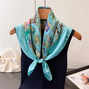 Elegante foulard quadrato in seta verde lago con giraffa e piante tropicali colorate