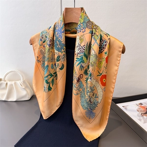 Lussuoso foulard di seta giallo con stampa giungla tropicale, pappagalli e leopardi