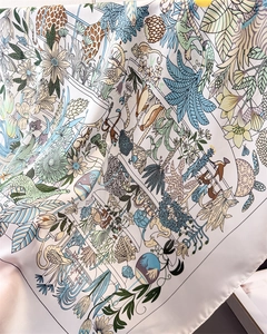 Dettaglio di elegante foulard quadrato in finta seta con stampe tropicali e giraffe