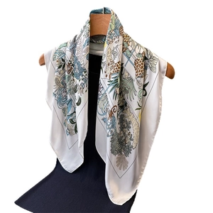 Foulard in finta seta con stampa giungla tropicale e motivi di giraffa e scimmia