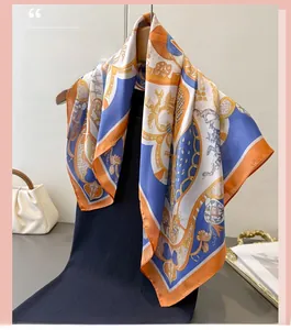 Dettaglio di un foulard di seta con motivi vintage blu reale e arancione e bordi cuciti