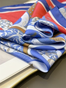 Dettaglio del foulard di seta artistica con motivi vivaci e lussuosa consistenza lucida