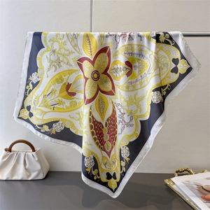 Dettaglio di un foulard quadrato in seta artificiale con stampa classica su barra di metallo