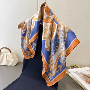 Elegante foulard in seta con stampa artistica blu reale e arancione e motivi barocchi