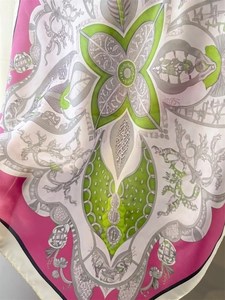 Dettaglio del foulard in seta con bordi arrotolati a mano e motivi barocchi floreali