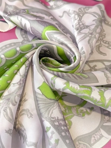 Dettaglio del drappeggio a spirale del tessuto artistico in finta seta del foulard
