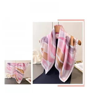 Détail du motif vagues abstrait rose et violet sur un foulard en soie élégant