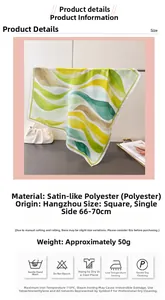 Détail du foulard carré en satin avec motifs ondulés et instructions de lavage et soin