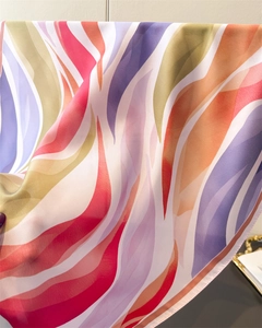 Détail du motif ondulé abstrait coloré sur foulard en satin de soie avec bords roulés