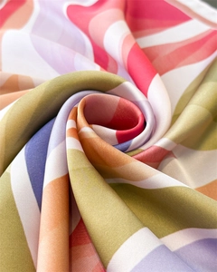 Vue macro d'un foulard en soie coloré avec texture satinée lisse et motif ondulé