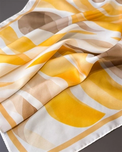 Vue macro d'un foulard en soie aux blocs de couleur jaune et texture soyeuse lisse