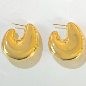 Vue détaillée des créoles ovales en forme de C plaquées or 18 carats avec poli miroir