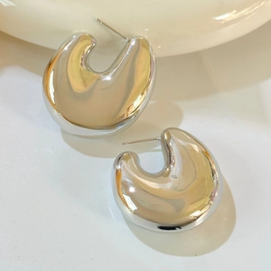 Boucles d'oreilles créoles C ovales en cuivre plaqué or 18 carats au fini argent poli