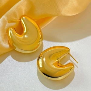 Boucles d'oreilles créoles ovales en forme de C dorées 18K avec finition miroir