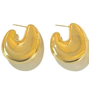 Boucles d'oreilles créoles ovales en C plaquées or 18K avec une finition miroir polie