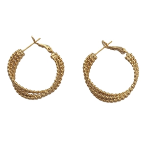Dreilagige goldene Creolen mit aufwendiger Perlenstruktur für einen Lagen-Look
