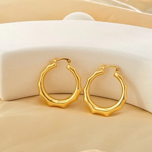 Boucles d'oreilles créoles creuses en or 18 carats avec texture bambou élégante