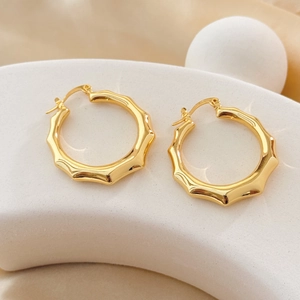 Élégantes créoles bambou plaquées or 18k avec finition miroir hautement polie