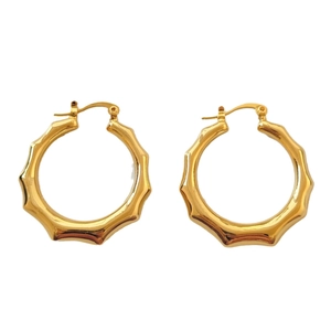 Boucles d'oreilles créoles évidées plaquées or 18 carats avec motif de texture bambou