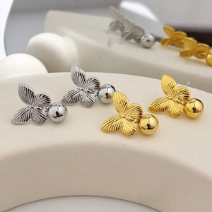 Boucles d'oreilles papillon dorées et argentées présentées sous plusieurs angles