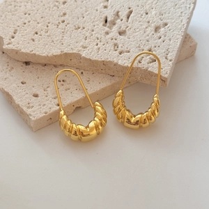 Minimalist French style gold U-shaped earrings with textured croissant spiral design