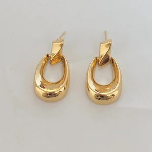 Détails de boucles d'oreilles géométriques dorées avec une finition miroir polie