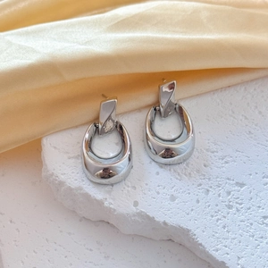 Boucles d'oreilles pendantes géométriques argentées en forme de U avec fini miroir poli