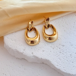 Élégantes boucles d'oreilles dorées en forme de U avec clous géométriques sur pierre