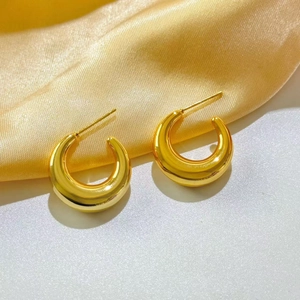 Boucles d'oreilles créoles en forme de C plaquées or 18 carats sur fond de soie