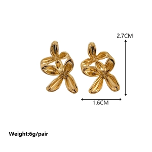 Orecchini a fiore dorati astratti con perno in argento S925 e misure di design moderno
