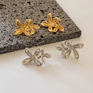 Orecchini a fiore astratti in oro e argento con finitura metallica lucida a specchio