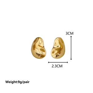 Orecchini a forma di arachide geometrici in oro lucido per uno stile minimalista