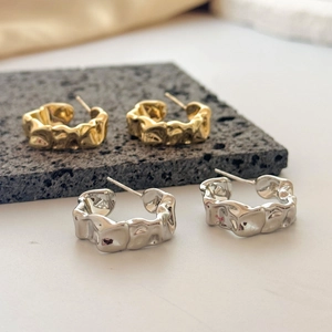 Unregelmäßige C-Ohrstecker mit Lavatextur in Gold und Silber für Damen-Accessoires