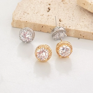 Detail of four-claw round zircon halo stud earrings in silver and gold finishes