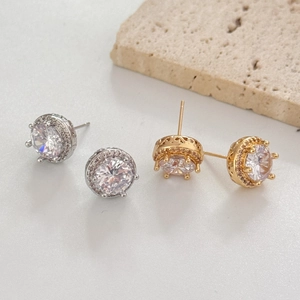Classic round four-claw cubic zirconia stud earrings in gold and silver finishes