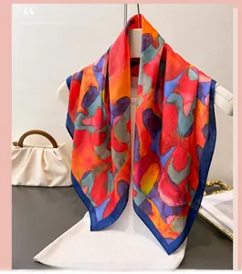 Carré en soie aux motifs abstraits rouge et bleu suspendu pour un style printanier