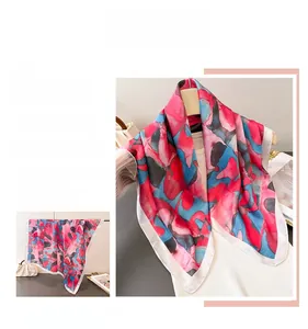 Vue détaillée d'un foulard en soie avec imprimé aquarelle abstrait et bordure blanche