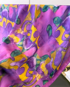 Gros plan d'un foulard en soie aux motifs abstraits colorés et à la texture satinée