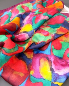 Gros plan détaillé sur la texture soyeuse et l'imprimé léopard coloré du foulard carré en soie