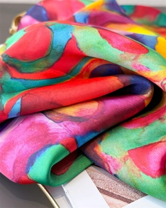 Gros plan sur le motif abstrait coloré d'un foulard en soie au fini brillant