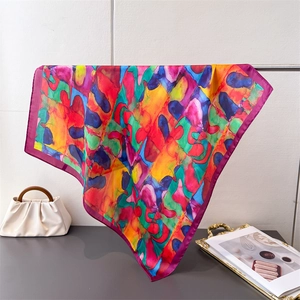 Détail d'un foulard en soie aux imprimés aquarelle colorés avec des bords roulés fins