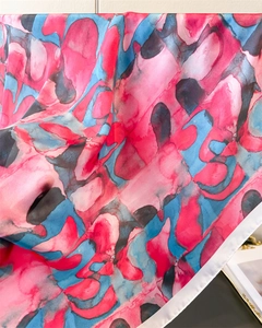 Détail d'un foulard en soie à imprimé léopard avec motifs abstraits et bordures blanches