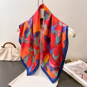 Élégant foulard en soie imprimé léopard avec motifs abstraits sur un cintre blanc chic