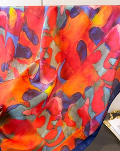 Détail d'un foulard en soie avec imprimé léopard audacieux et dégradés d'aquarelle