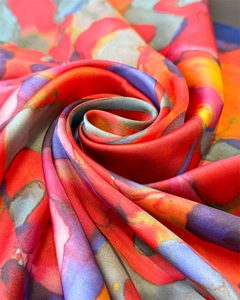 Détail de l'imprimé floral aquarelle vibrant sur un foulard carré en satin soyeux