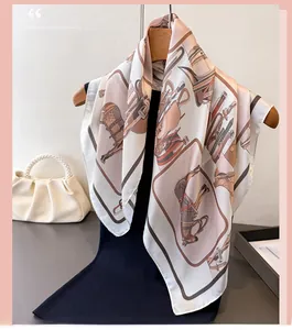 Dettaglio di un elegante foulard in seta con motivo equestre su appendino in legno