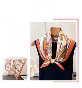 Dettaglio di un foulard in seta con stampa equestre classica e bordo rosso
